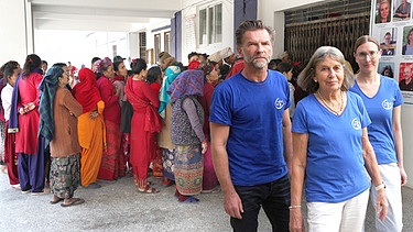 Organisatorin Dorothea Licht mit Orthopäden Jörg Hausdorf und Kinderärztin Pia Schuchmann vor der Krankenstation in Nepal.  | Bild: BR, Montage: BR
